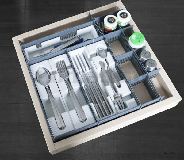 Uniwersalny uchwyt w połączeniu z uchwytami na sztućce i systemem przegródek Purvario