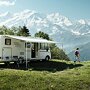 Markýza Thule Omnistor 8000 s motorem, pouzdro krémově bílé, plátno šedé - ukázka